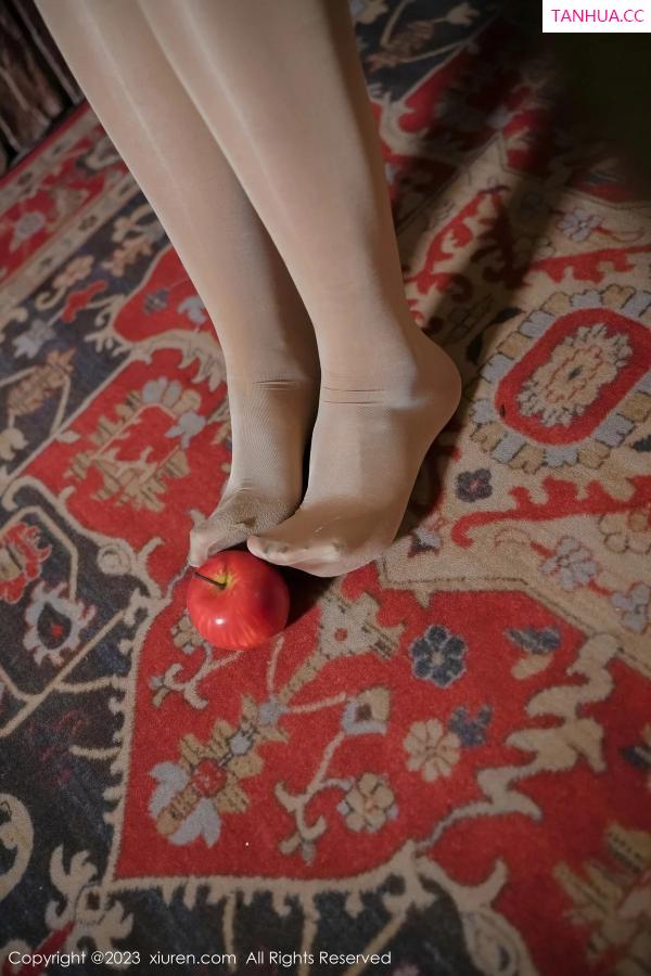 周妍希 奶瓶土肥圆 [XiuRen]高清写真图 2023.12.22 No.7850 Carol周妍希 圣诞主题第44张图片